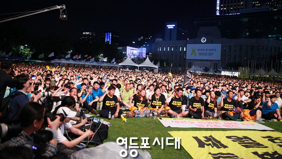 세월호 침몰 사고 발생 100일째를 맞은 7월 24일 저녁 서울광장에서 희생자 가족들과 시민 3만 여명이 참석한 가운데 '네 눈물을 기억하라' 추모 문화재가 열렸다.