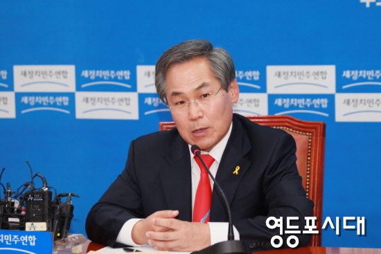 우윤근 원내대표가 원대 대표실에서 가진 기자 간담회에서 “정기국회 중에 개헌특위 구성은 마땅하다”고 밝히고 있다. ⓒ안영혁 기자