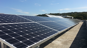 태양광 발전설비가 설치된 서울시립대학교 정보기술관