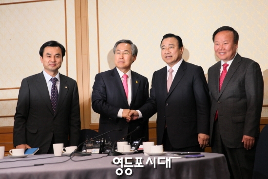 새누리당 이완구 원내대표(오른쪽에서 두 번째)와 새정치민주연합 우윤근 원내대표(왼쪽에서 두 번째)가 21일 국회 귀빈식당에서 열린 첫 주례회동에서 악수하고 있다. (오른쪽은 안규백, 왼쪽은 김재원 수석 부대표) &copy;안영혁 기자