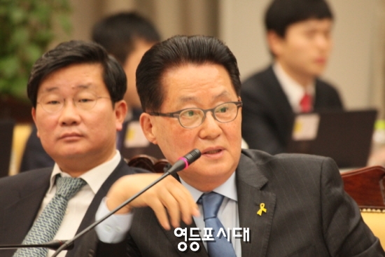 박지원 의원이 ‘집중관리 대상 검사’ 선정과 관리 지침에 대한 자료 제출을 요구하고 있다. &copy;안영혁 기자