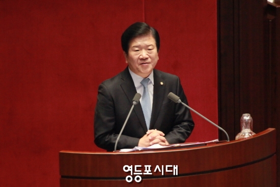 “총리실이 중심이 돼서 범정부적으로 산․학․연이 함께 참여하는 통일편익을 본격적으로 연구해 줄 것”을 주문한 박병석 의원  ⓒ안영혁 기자