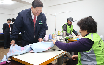 2014. 3. 18. 신길1동 영길경로당 내 폐현수막 재활용 사업단을 방문한 조길형 구청장(왼쪽) &copy;영등포구