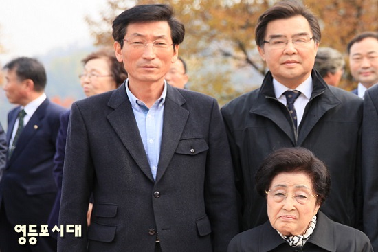 ‘현충원화요회’ 회장 서울시의회 최영수 의원(오른쪽)과 강희만 사무총장이 이희호 여사(앞쪽)와 기념촬영을 하고 있다.ⓒ안영혁 기자