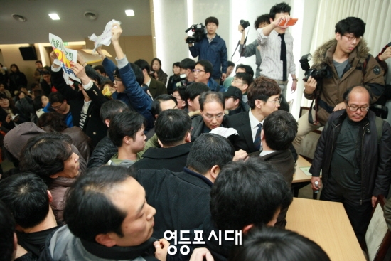 성소수자 차별법을 반대하는 시민들이 공청회장을 점검해 공청회는 이루어지지 못했다. &copy;안영혁 