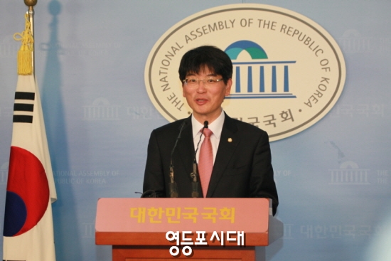 새정치민주연합 박완주 대변인은 “여당 지도부의 이런 일방적인 뒤집기는 그야말로 충격적이다.”고 새누리당의 말 뒤집기를 비판했다. &copy;안영혁 기자