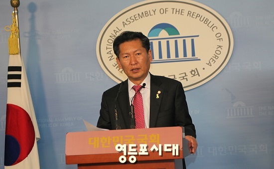 지방채 발행은 지방재정법에도 어긋나고 대선공약을 파기한 박근혜 정부의 편법 예산 증액을 위한 거수기 국회 도 반대한다고 밝히고 있는 새정치민주연합 정청래 의원 Ⓒ안영혁 기자