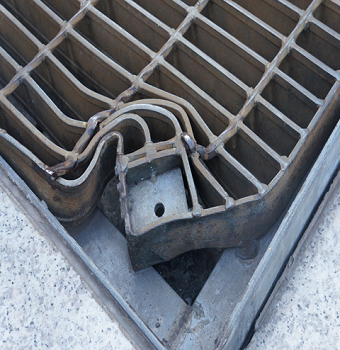 덮개가 파손된 맨홀 뚜겅  &copy;서울시