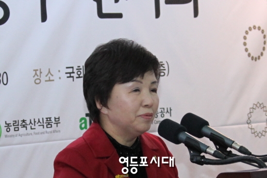 ‘우리 음식문화의 꽃! 전통주 전시회’를 주최한 윤명희 국회의원이 인사말을 하고 있다. ⓒ안영혁 기자