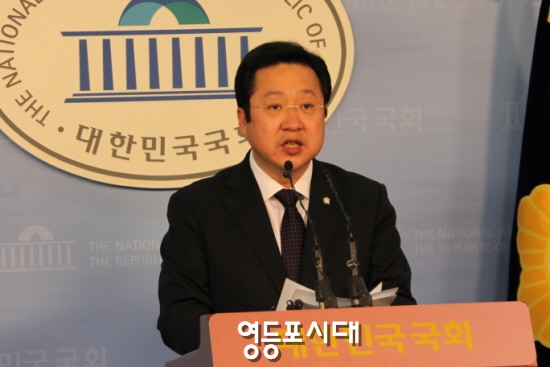 새누리당 이장우 대변인인 새정연의 국정조사와 특검주장에 대해 “모든 일에는 순서와 절차가 있고, 기본적인 과정이 있다”며 부정적인 견해를 밝히고 있다. &copy;안영혁 		  