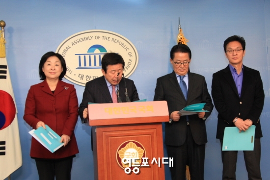 심상정, 유인태, 박지원, 정두언 의원(왼쪽부터)이 사형제도폐지에 나서는 국회의원 선언 기자회견을 열고 있다. &copy;안영혁 기자 