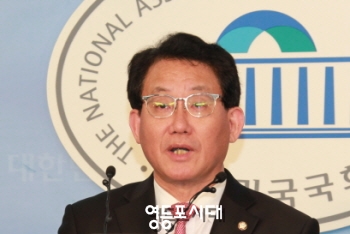 22일 오후 국회 기자실에서 22일 발표한 정부의 2015년 경제정책 방향에 대해 조목조목 비판하고 있는 유기홍 대변인 &copy;안영혁 기자