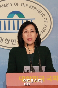 새누리당 김현숙 대변인이 “25일(목) 정부가 발표한 가계소득증대 3대 패키지는 재벌 세금 깎아주기가 아니라 가계와 기업이 함께 상생하는 정책이다”고 밝히고 있다. &copy;안영혁 기자