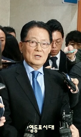 28일 오전 당 대표 경선 출마선언을 마치고 국회 기자실을 나서는 새정치민주연합 박지원 의원에게 기자들이 질문을 쏟아내고 있다. ⓒ안영혁 기자