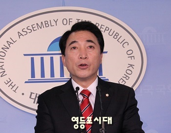 박수현 대변인은 “이번 비선 실세 국정농단 사건의 철저한 조사를 위해 특검과 국정조사를 수용할 것”을 강력하게 촉구했다. ⓒ안영혁 기자