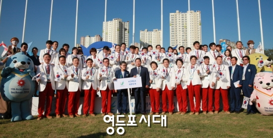 대한민국 국가대표 선수단이 9월 18일 인천 선수촌 내 국기 광장에서 열린 입촌식에서 대한민국 국가대표 선수단이 파이팅을 외치고 있다.