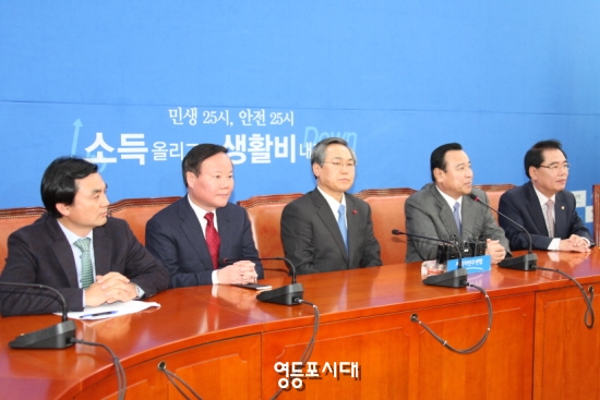 여·야  원내대표 주례회동에 참석한 안기백, 김재원, 우윤근, 이완구, 백재현 의원(왼쪽부터) &copy;안영혁 기자