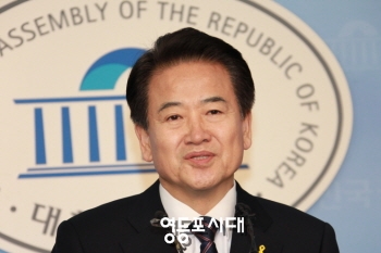 새정치민주연합 정동영 상임고문이 11일 국회에서 기자회견을 열고 신당행을 공식 선언했다.