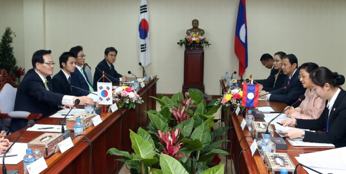 라오스를 방문한 정의화 의장(사진 왼쪽)은 “라오스의 개방․개혁과 발전은 북한에 귀감이 될 것”이라고 말했다. &copy;국회 