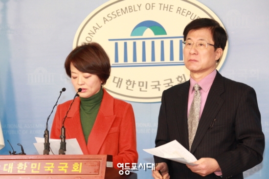 신경민, 진선미 의원은 30일 국회 정론관에서 기자회견을 열고 김용판 전 서울경찰정 무죄판결에 대해‘정권 맞춤형 판결’이라며 강하게 비판했다. &copy;안영혁 기자