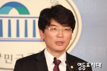 박완주 대변인은 “국회 선진화법은 박근혜 대통령 또한 찬성표를 던진 법이다”라며 강력히 반발하고 “국회선진화법 권한쟁의 심판 청구를 당장 철회하라”고 촉구했다. &copy;안영혁 기자