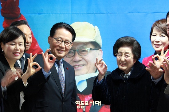 김대중 전 대통령의 부인 이희호 여사(오른쪽에서 두 번째)가 당권에 도전한 새정치민주연합 박지원 후보의 여의도 캠프(대하빌딩)를 방문해 기호 3번을 만들어 보이며 파이팅을 외치고 있다. ⓒ안영혁 기자