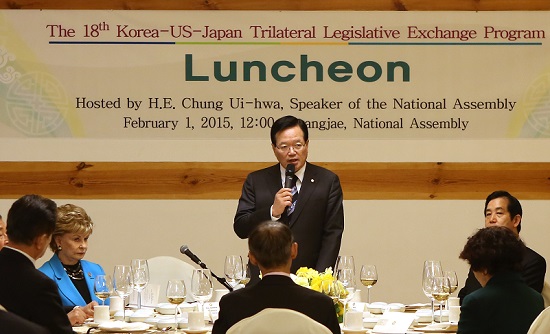 정의화 국회의장은 ‘한·미·일 의원회의’ 참가자와 오찬을 함께하며 “지난 70년간, 동북아를 포함한 아태지역은 그 이전의 근현대사와 비교할 때 유례없는 안정과 평화의 시기였다”고 강조했다. ⓒ국회