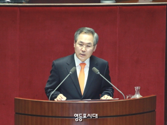  새정치민주연합 우윤근 원내대표는 교섭단체 연설을 통해 정부의 조세정책을 강하게 비판하고 ‘범국민 조세개혁특별위원회’를 설치하자고 제안했다. &copy;안영혁 기자