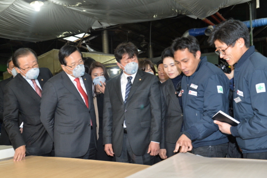 정의화 국회의장(왼쪽에서 두 번째)이 인도네시아 근로자들이 근무하고 있는 중소기업을 방문해 산업현장을 둘러보고 있다. &copy;국회