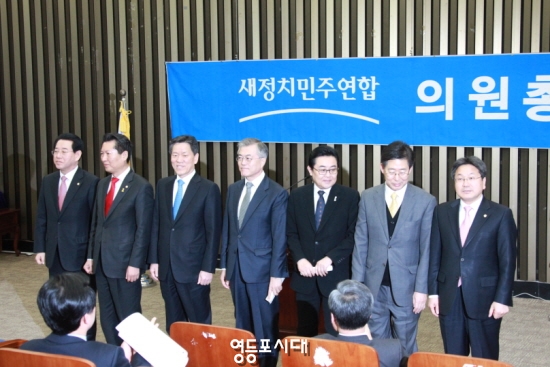 새정치민주연합 새 지도부가 의원총회에 앞서 당 소속 의원들에게 인사를 하고 있다. &copy;안영혁