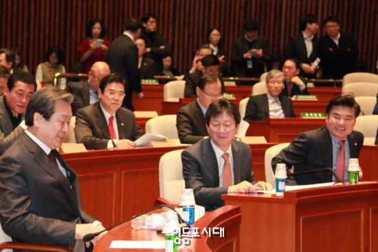 12일 국회에서 열린 새누리당 의원총회에 앞서 김무성 당대표와 유승민 원내대표, 원유철 정책의장이 담소를 나누고 있다. &copy;안영혁 기자