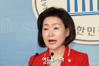 권은희 대변인은 13일 국회에서 기자회견을 열고 이완구 국무총리 후보자에 대해 “여론조사를 해 그 결과에 승복하겠다”고 한 문재인 대표의 발언을 비판하고 있다.. &copy;안영혁 기자 