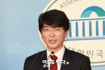 “유승민 원내대표가 취임하고 첫 행보가 날치기, 단독처리라니 실망하는 국민들이 많다”고 밝히고 있는 새정치민주연합 박완주 대변인  &copy;안영혁 기자  