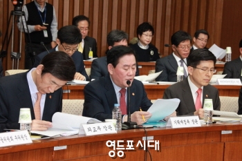 최경환 경제부총리(가운데)가 국회 자원외교 국정조사 특위 기관보고에 출석해 야당 의원들의 비판에 정면으로 반박하고 있다. &copy;안영혁 기자