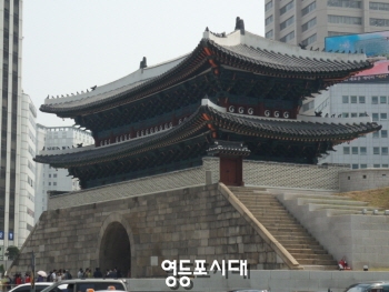 2008년 2월 10일 방화로 소실됐던 숭례문의 복원이 정부의 재촉 압박과 예산 부족으로 인해 복원에 문제점이 드러난 국보 제1호 숭례문 &copy;영등포시대