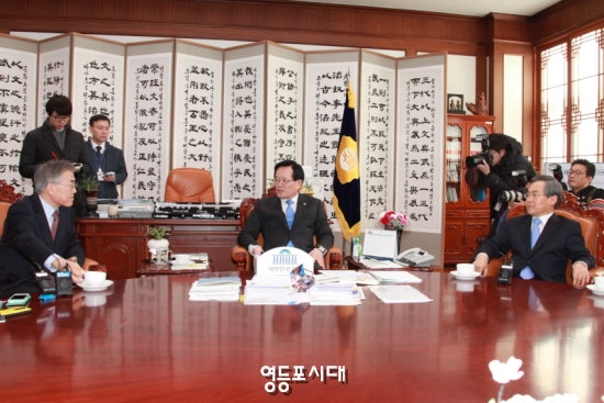 새정치민주연합 문재인 대표와 우윤근 원내대표의 예방을 받고 환담을 하는 정의화 국회의장(가운데) ⓒ안영혁 기자 