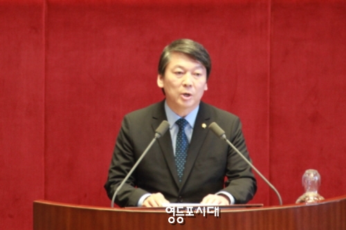 안철수 의원이 제8차 본회의에서 '부정청탁 및 금품 등 수수의 금지에 관한 법률안'에 대해 찬성발언을 하고 있다. &copy;안영혁 기자 