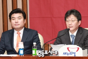 새누리당 유승민 원내대표(사진 오른쪽)가 “4월 임시국회 준비를 위해 두 번의 의총을 계획하고 있다”고 밝히고 있다.  &copy;안영혁 기자 