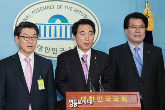 박수현 의원(가운데)이 17일 국회 정론관에서 기자회견을 열고 지방대학 수도권 이전에 대해 반대의 뜻을 밝히고 있다. &copy;안영혁 기자