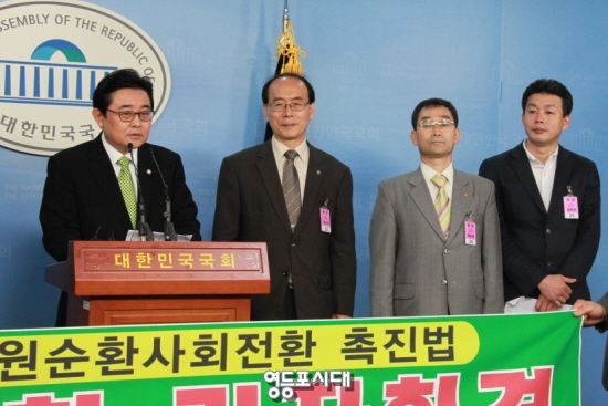 20일 오전 국회 정론관에서 열인 ‘자원순환사회전환촉진법(안) 국회통과 저지 투쟁’을 위한 공동기자회견에 참석한 새정치민주연합 전병헌 최고위원(사진 왼쪽)이 인사말을 하고 있다. &copy;안영혁 기자 