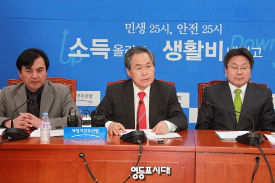 우윤근 새정연 원내 대표(사진 가운데)는 “해외자원개발 비리와는 아무 관계없는 문재인 당 대표를 증인으로 나와야 한다는 새누리당의 주장은 도를 넘는 정치공세”라고 일축했다. &copy;안영혁 기자 