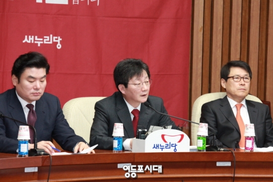 유승민 원내대표(사진 가운데)가 “새정치민주연합이 천암함 폭침 사건에 대해 너무나 애매한 인식을 보여왔다