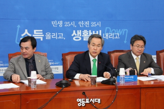 새정치민주연합 우윤근 원내대표(사진 가운데)가 26일 국회에서 정책조정회의를 주재하고 있다. &copy;안영혁 기자 