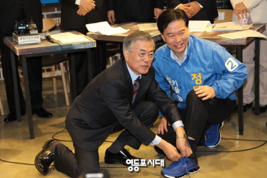 문재인 대표가 정태호 후보의 신발 끈을 동여 매주며 필승을 다짐하고 있다.  &copy;안영혁 기자 