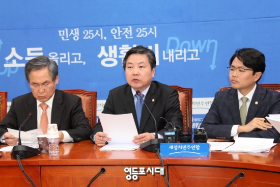 31일 우윤근 원내대표(사진 왼쪽)는 공무원연금개혁에 대해 “시간에 매이지 않을 것”이라고 밝혔다. ©안영혁 기자 