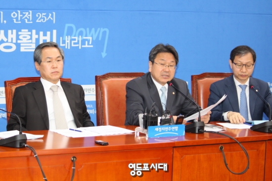   강기정 정책의장이 “보궐선거를 앞두고 조세와 건강보험과 같은 국가 핵심 업무가 정부와 여당이 4.29재보궐 선거 맞춤형 국민 속이기 행위로 전락하고 있다.라며 정부와 새누리당을 비판하고 있다.