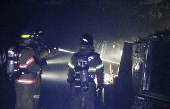 화재현장에 출동한 영등포 소방대원들이  화재를 진압하고 있다. Ⓒ영등포소방서 