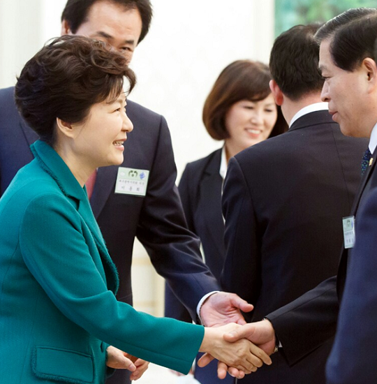  청와대 ‘대통령 주재 전국시·도의회 의장 오찬 간담회’ 참석한 박래학 서울시의회 의장이 박근혜 대통령과 인사를 나누고 있다. &copy;서울시의회