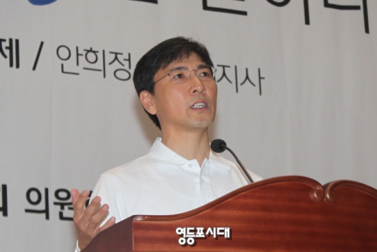 기조연설을 통해 “정책을 내놓은 경쟁이 국민들이 바라는 새로운 정치와 새로운 정당의 출발이다”고 강조하고 있는 안희정 충남지사 &copy;박강열  
