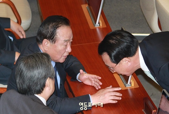 새누리당 김무성 대표와 친박 좌장 서청원 최고위원이 이주영 의원과 본회의 시작에 앞서 대화를 나누고 있다. Ⓒ박강열 